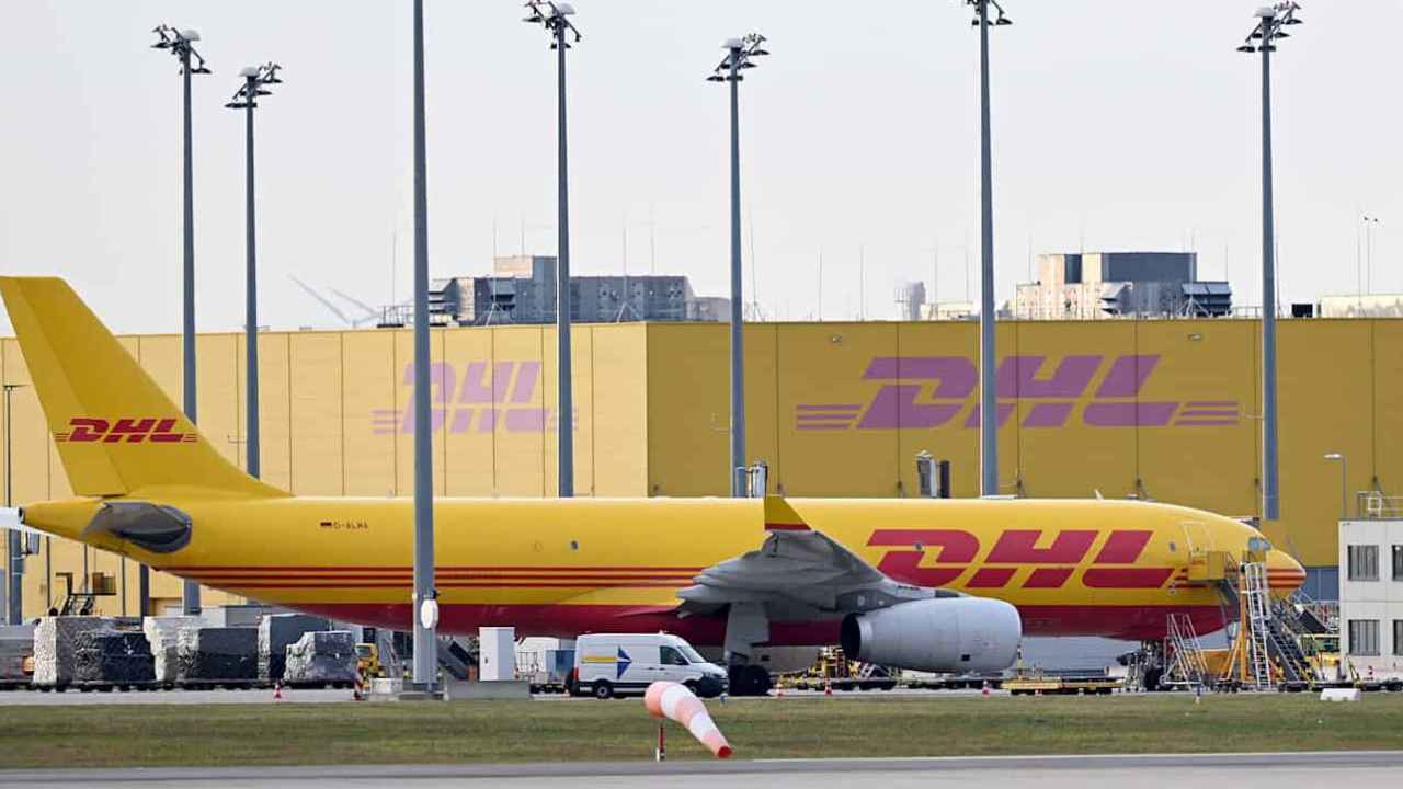 Avión de DHL en el aeropuerto de Leipzig donde se buscan operarios sin experiencia