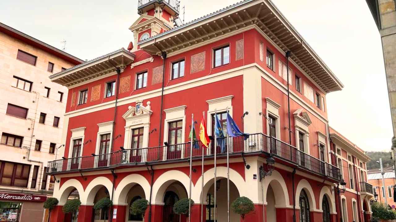 Langreo aprueba 19 plazas de empleo público para administrativos, policías y operarios