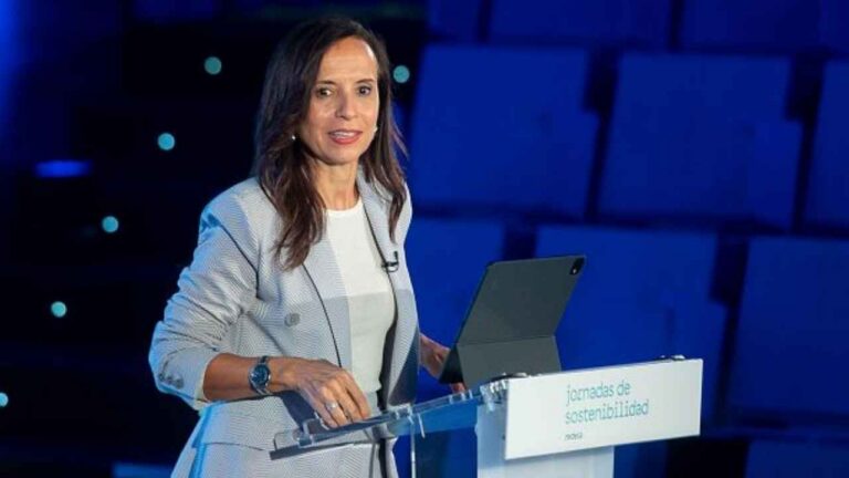 Representante de Red Eléctrica durante una intervención en unas jornadas de sostenibilidad