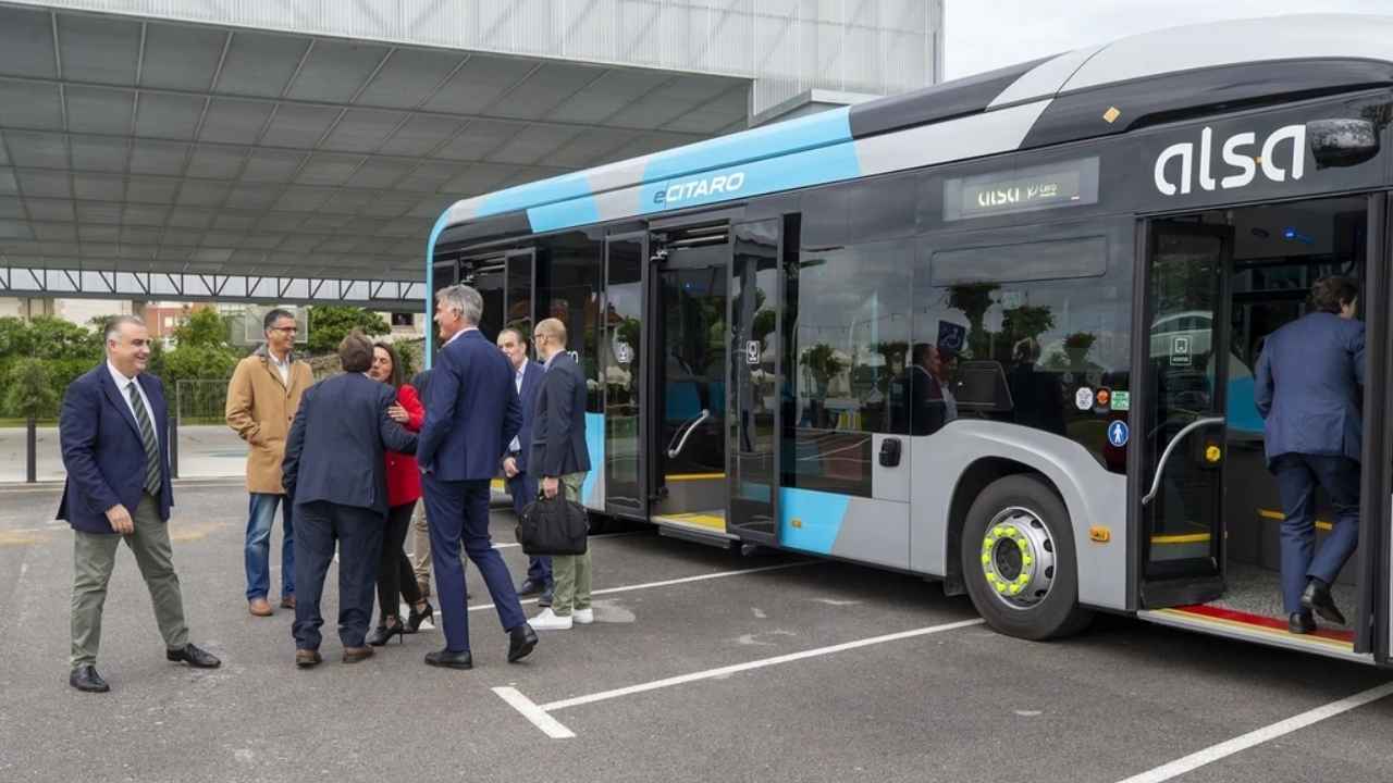 Autobús de Alsa durante un acto de la compañía, que cuenta con cerca de 14.000 trabajadores en España