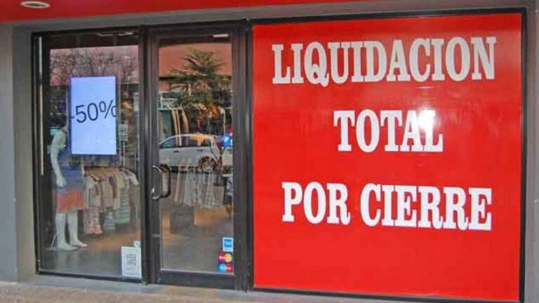 Comercio en liquidación por cierre ante la caída de autónomos del sector en España