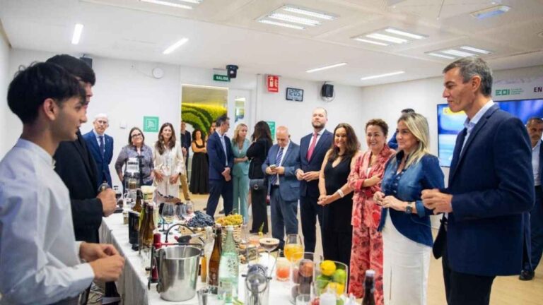 Pedro Sánchez visita una actividad de Formación Profesional junto a alumnos y representantes institucionales