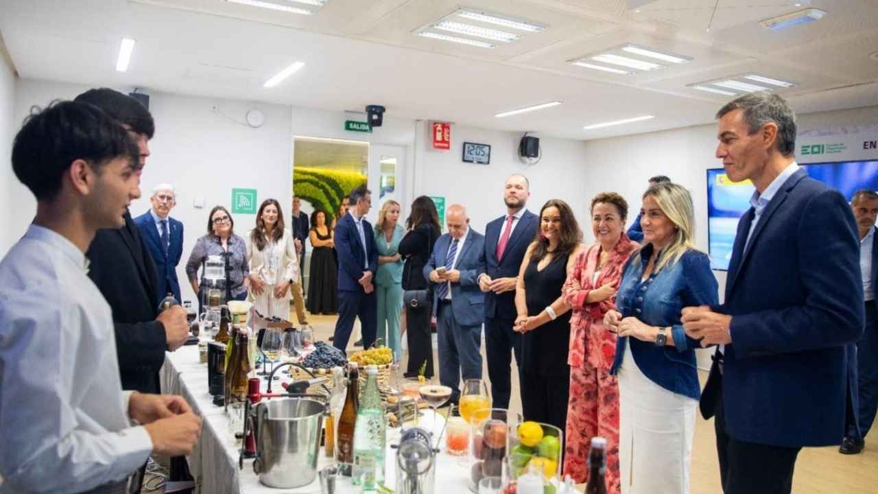 Pedro Sánchez visita una actividad de Formación Profesional junto a alumnos y representantes institucionales