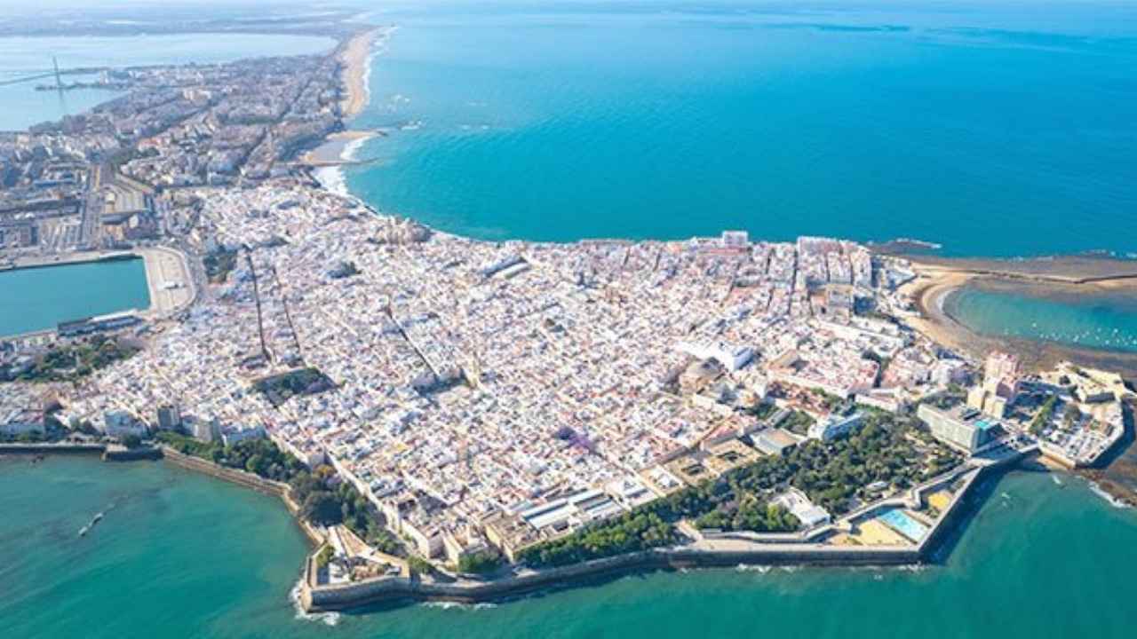 El Ayuntamiento de Cádiz busca policías, auxiliares, subalternos y técnicos para cubrir 59 plazas