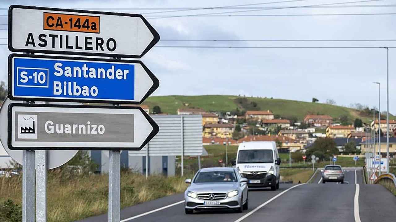 Señales de tráfico hacia Santander y Bilbao en una carretera de Cantabria