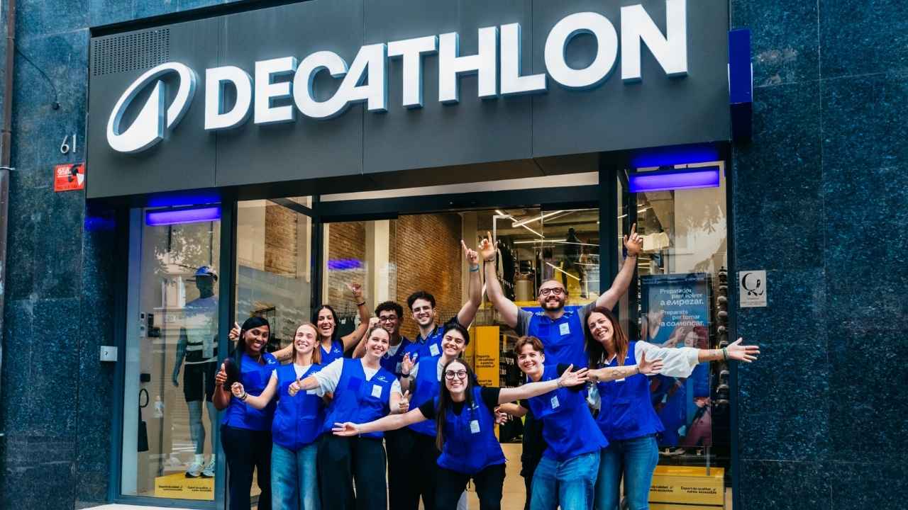 Trabajadores de Decathlon frente a una tienda durante una nueva campaña de contratación