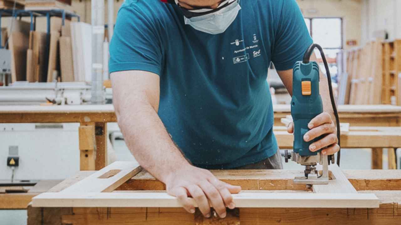 Trabajador de una carpintería durante su jornada laboral tras un caso de despido por vacaciones sin permiso