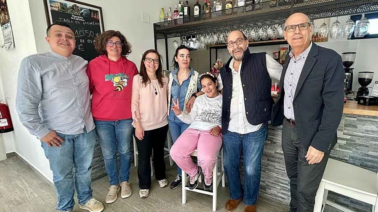 Dejan Granada con su hija y recorren 800 kilómetros para abrir el bar de un pueblo que se estaba quedando vacío