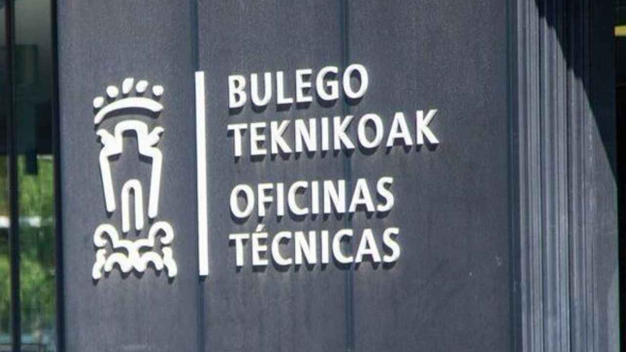 Autónoma entrando en las oficinas técnicas del Ayuntamiento de Vitoria-Gasteiz para realizar trámites.