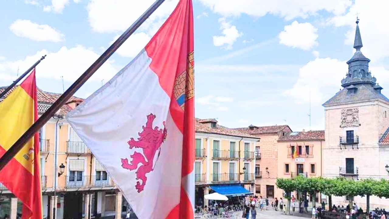 Plaza Mayor de El Burgo de Osma con banderas y el edificio del Ayuntamiento al fondo
