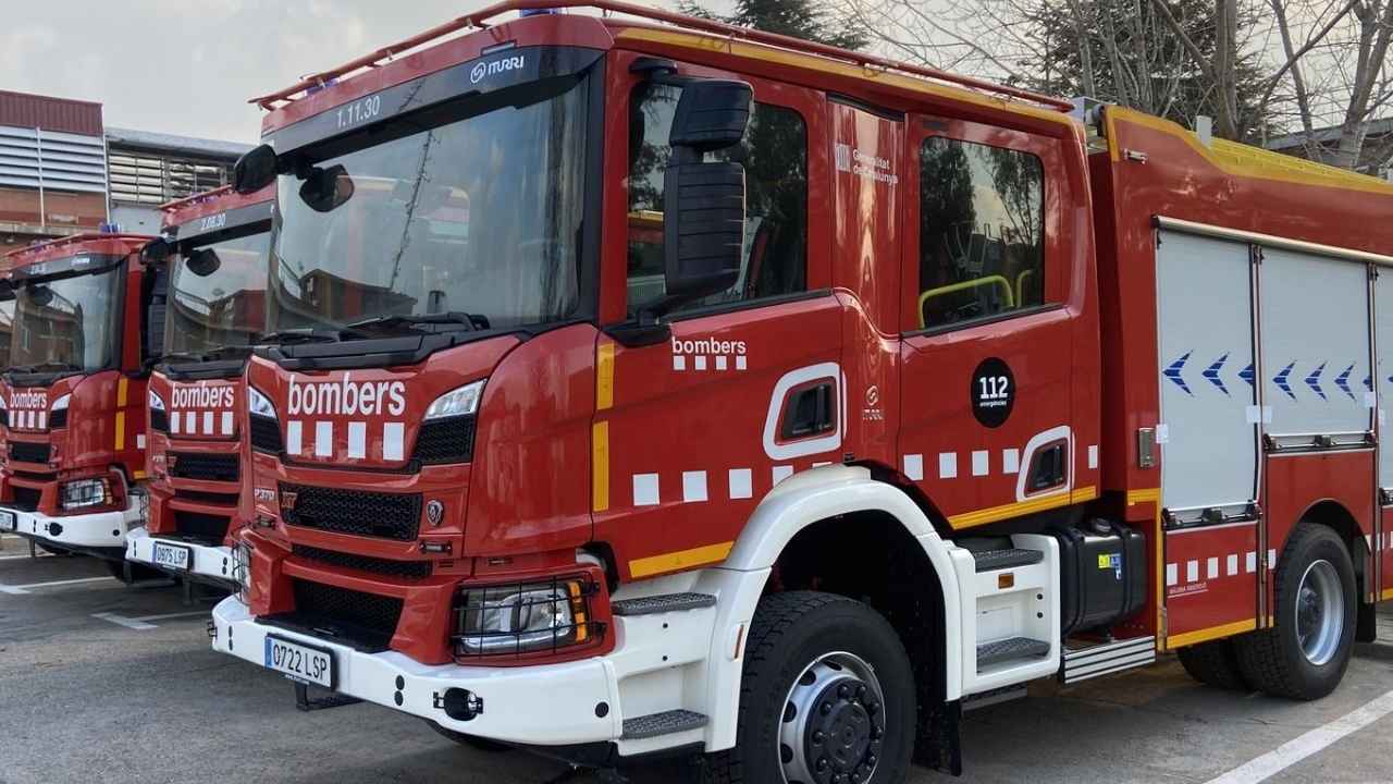 Camiones de Bomberos de la Generalitat estacionados en un parque de bomberos