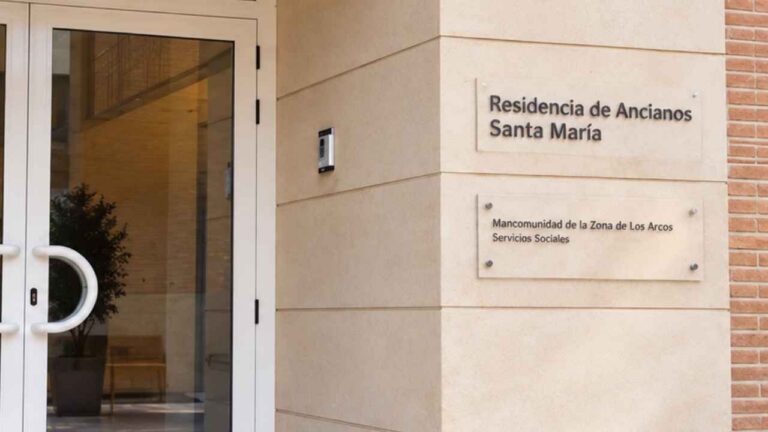 Entrada de la Residencia de Ancianos Santa María de Los Arcos, en Navarra