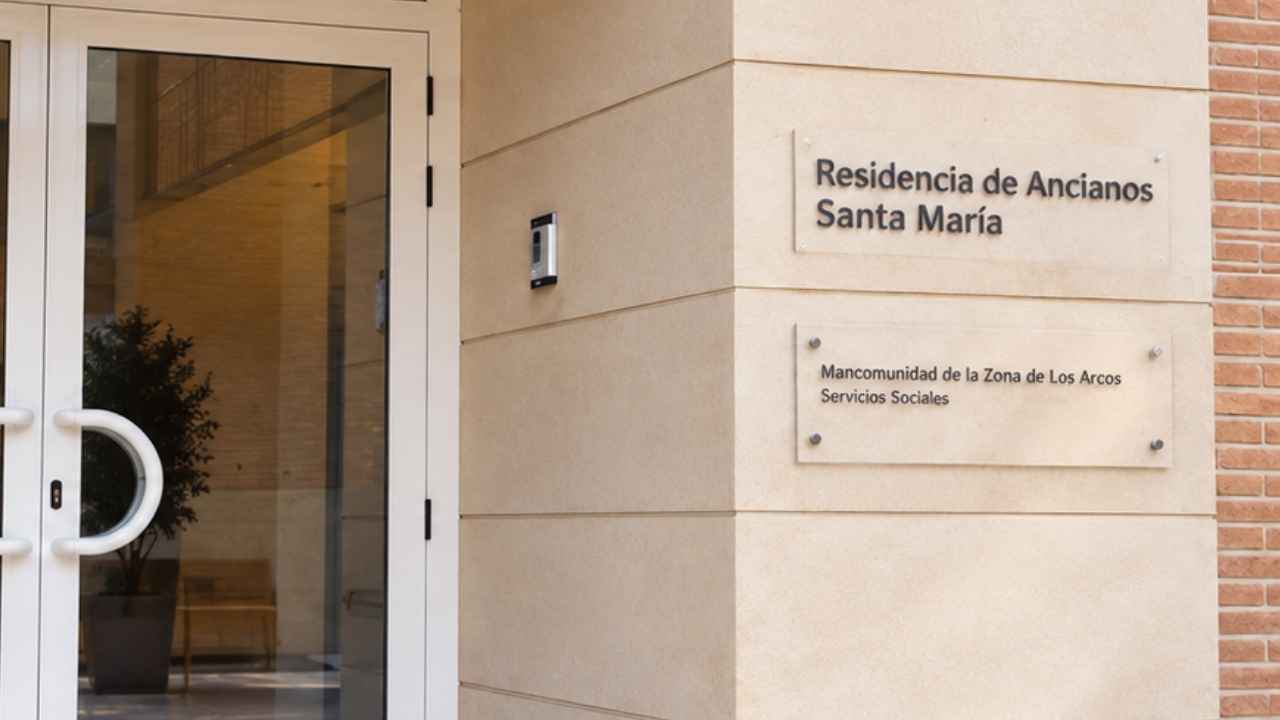 Entrada de la Residencia de Ancianos Santa María de Los Arcos, en Navarra