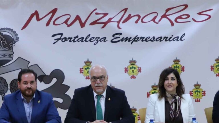 Representantes del Ayuntamiento de Manzanares durante un acto institucional sobre empleo