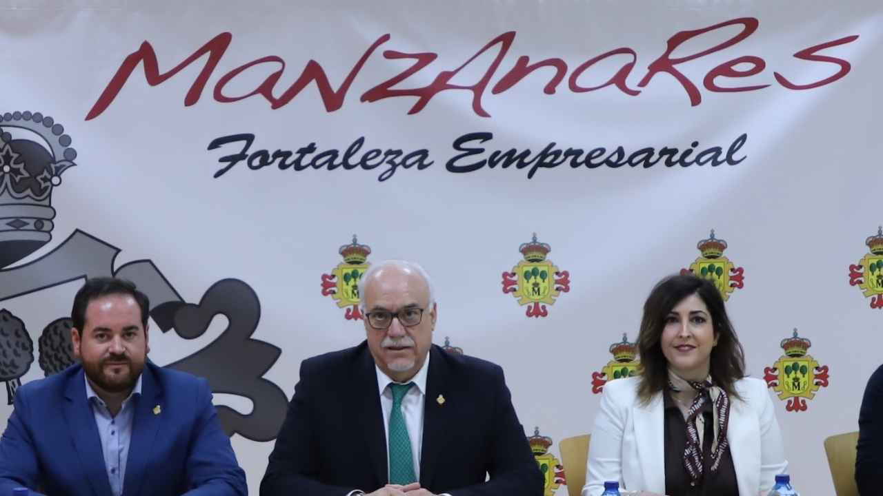 Representantes del Ayuntamiento de Manzanares durante un acto institucional sobre empleo