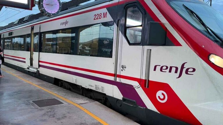 Tren de Renfe estacionado en un andén durante una parada