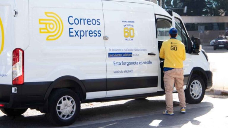 Furgoneta de Correos Express junto a un trabajador durante una entrega