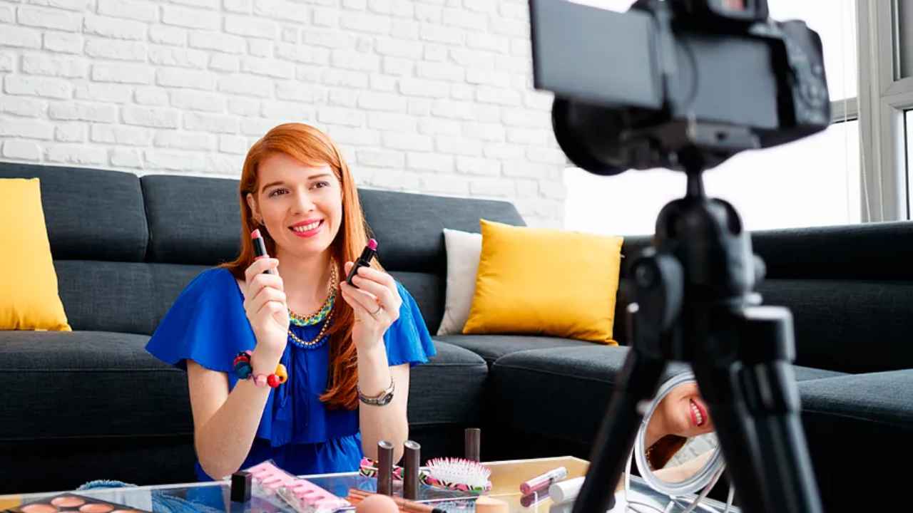 Trabajadora promocionando productos ante una cámara para redes sociales