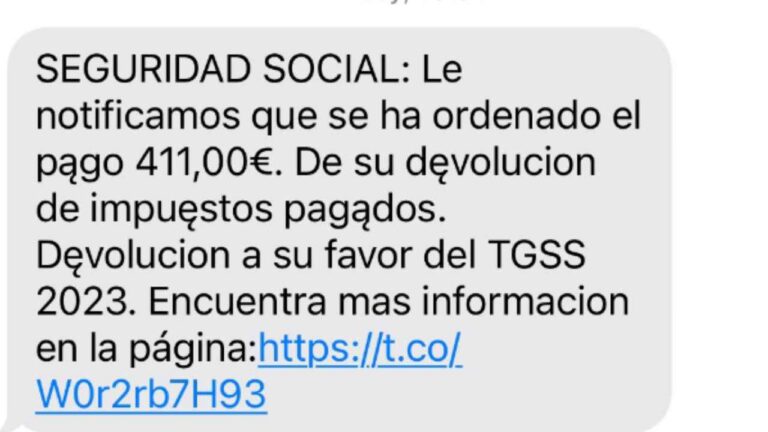 Una mano sostiene un teléfono móvil con la pantalla en blanco.