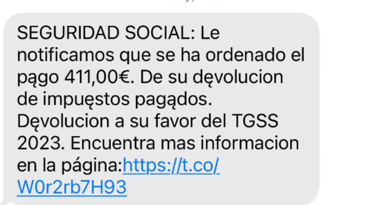 Una mano sostiene un teléfono móvil con la pantalla en blanco.