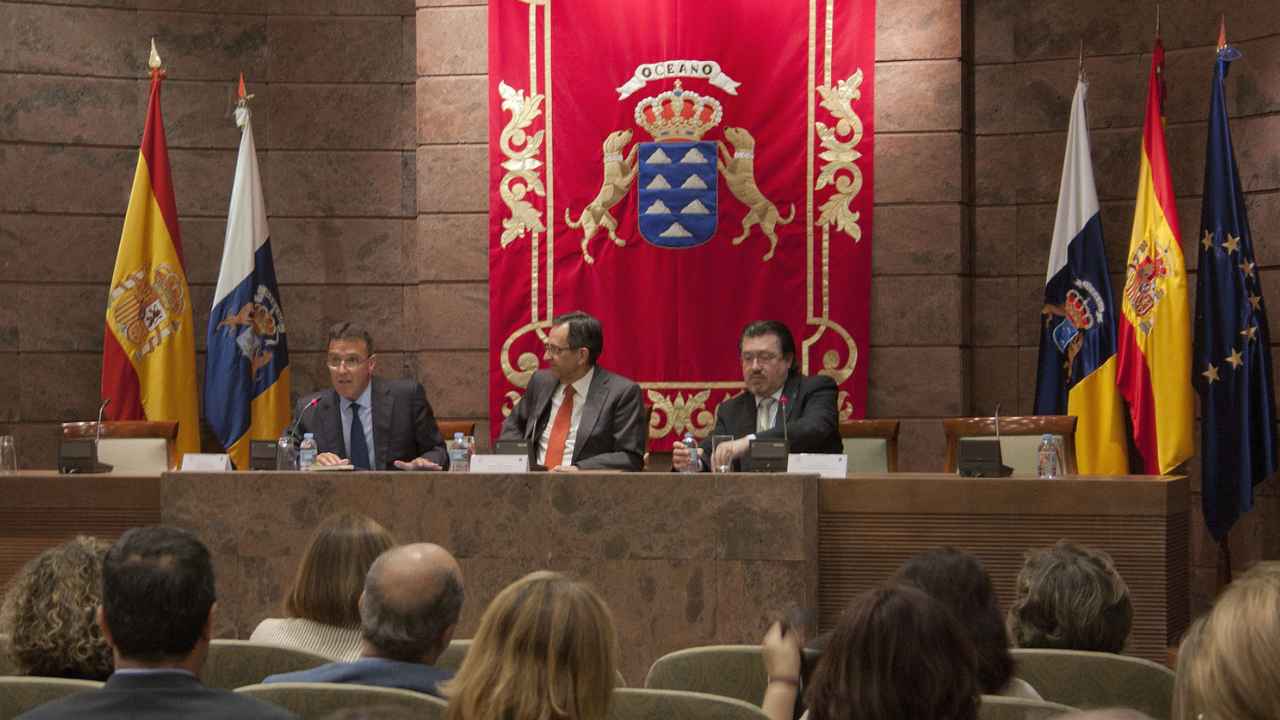 Acto institucional en el Parlamento de Canarias durante una intervención ante el público
