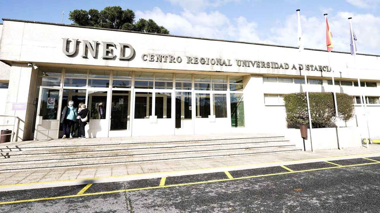 Fachada del Centro Regional de la UNED
