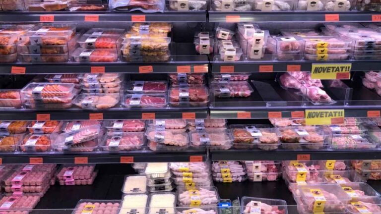 Expositor de carne envasada y productos cárnicos en un supermercado