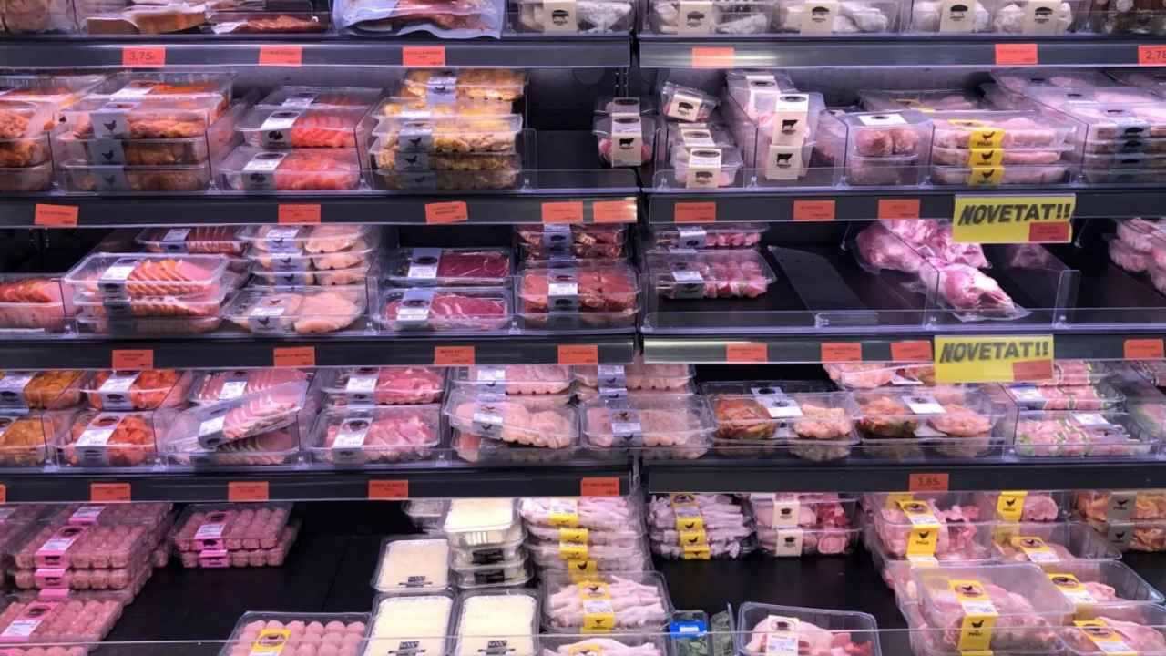 Expositor de carne envasada y productos cárnicos en un supermercado