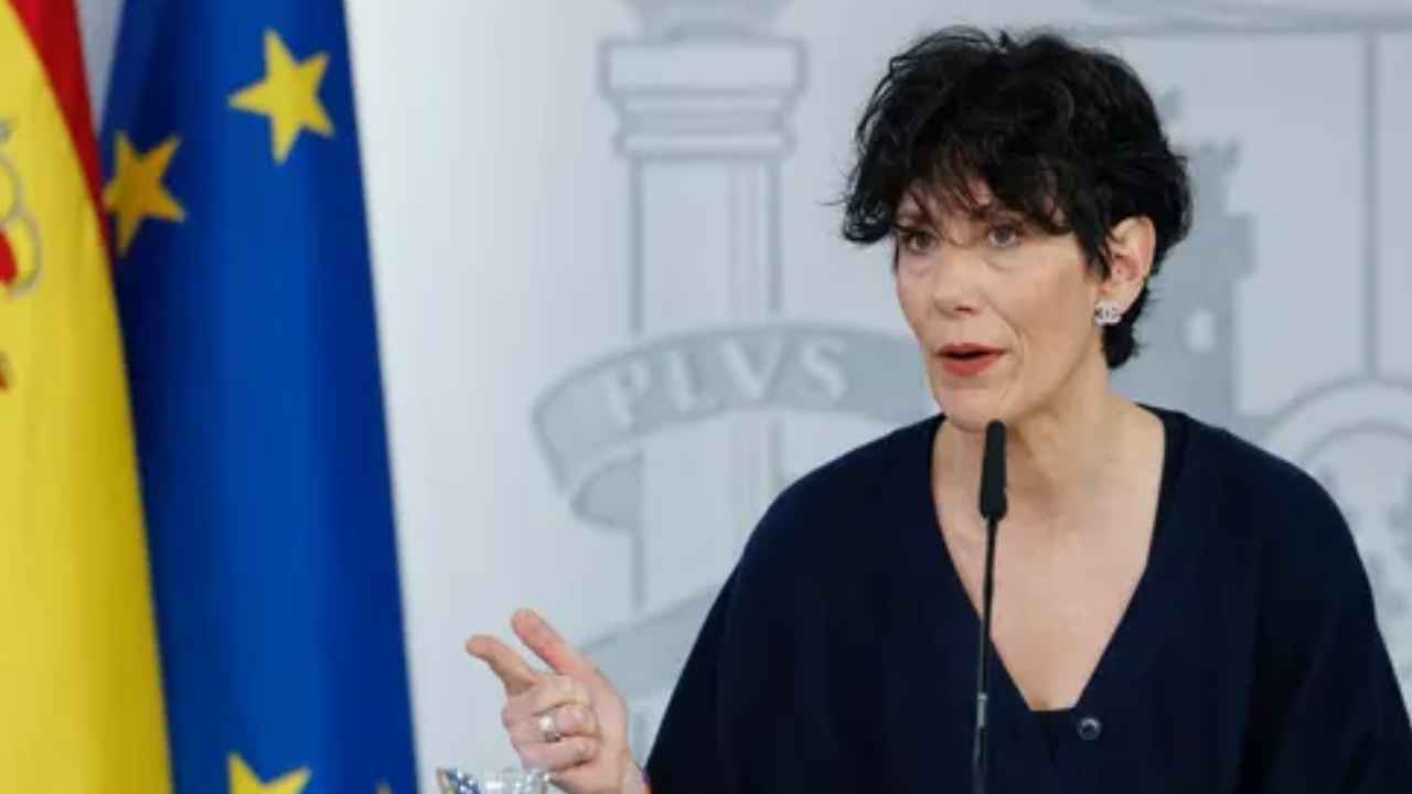 Representante del Gobierno durante una rueda de prensa con las banderas de España y la Unión Europea al fondo