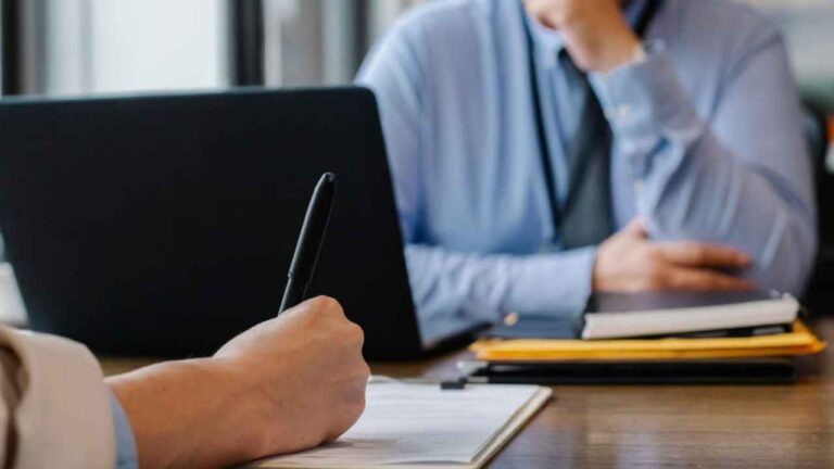 Una persona completa un formulario durante una entrevista de trabajo.