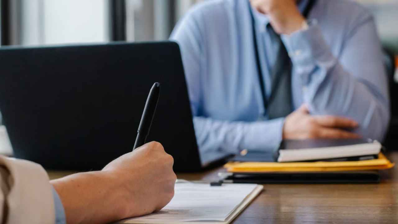 Una persona completa un formulario durante una entrevista de trabajo.