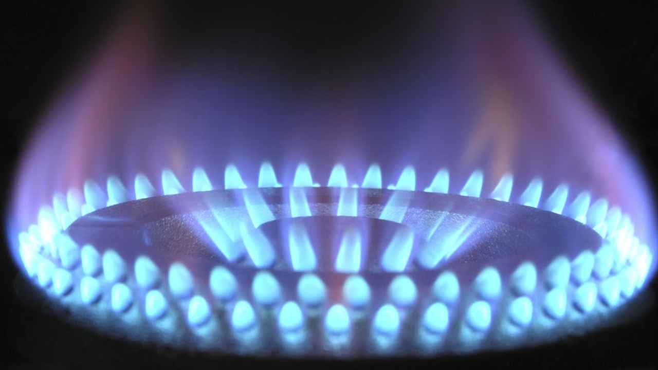 Llama azul de un quemador de una cocina de gas.