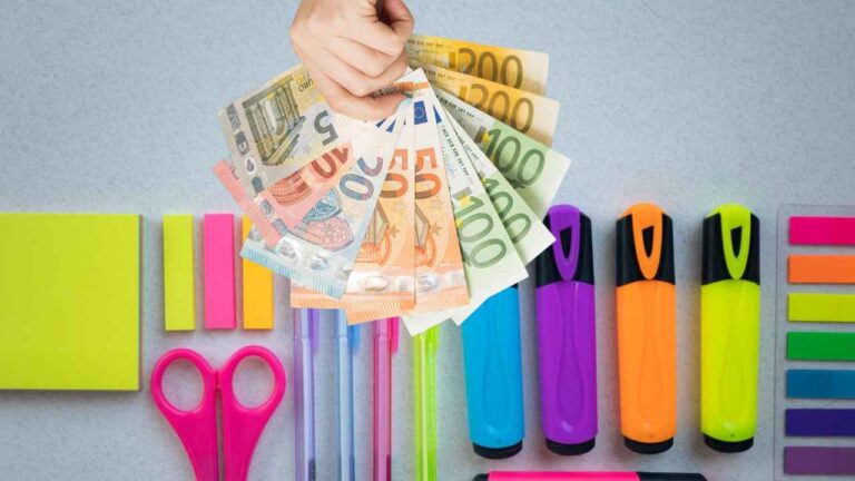 Bolígrafos, rotuladores y otros materiales de escritura sobre una superficie blanca.