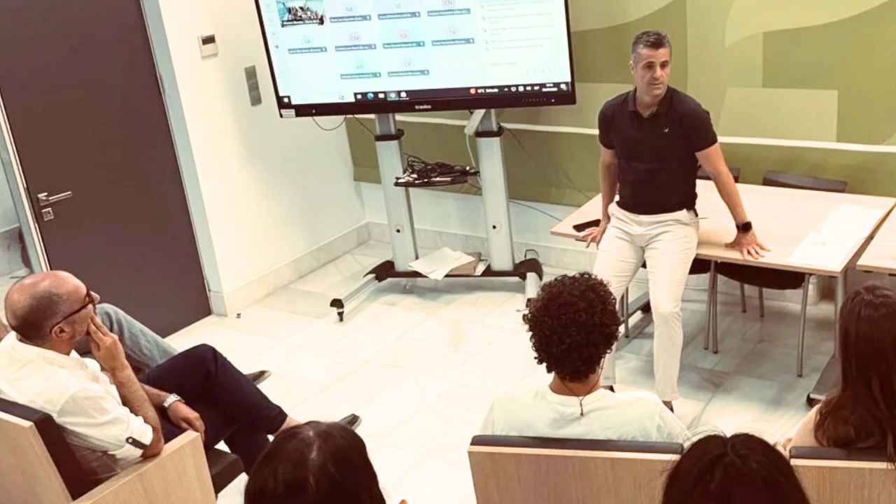 Estudiantes toman apuntes y preparan un trabajo en grupo.