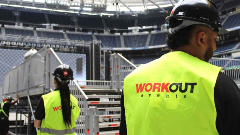 Trabajadores de Workout Events preparando el montaje de un evento en un recinto
