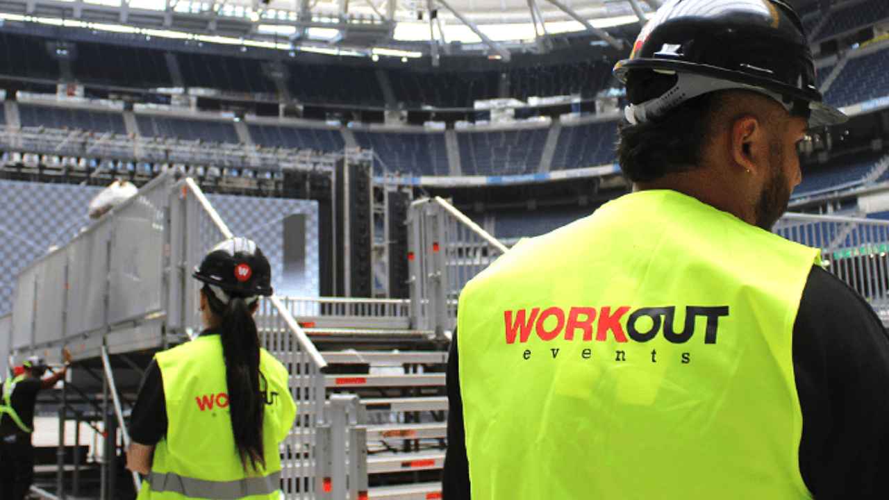Trabajadores de Workout Events preparando el montaje de un evento en un recinto