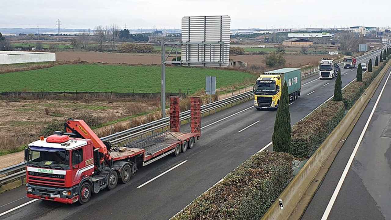 Transporte por carretera en la autovía A-68.