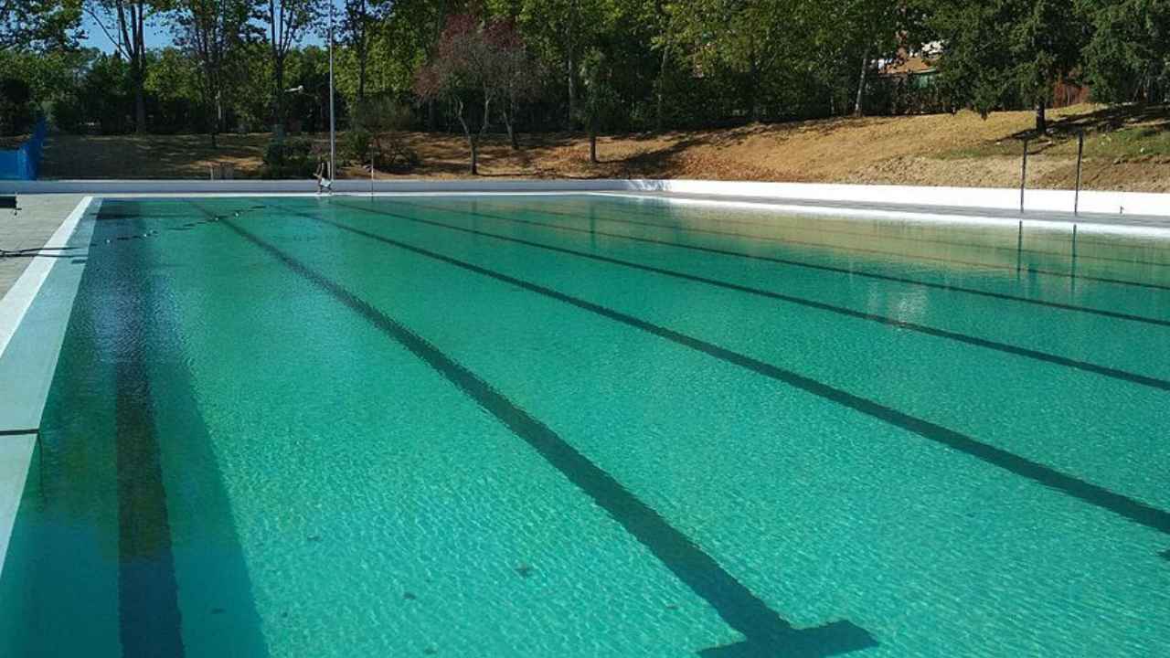 Piscina municipal del polideportivo de San Blas en Madrid.