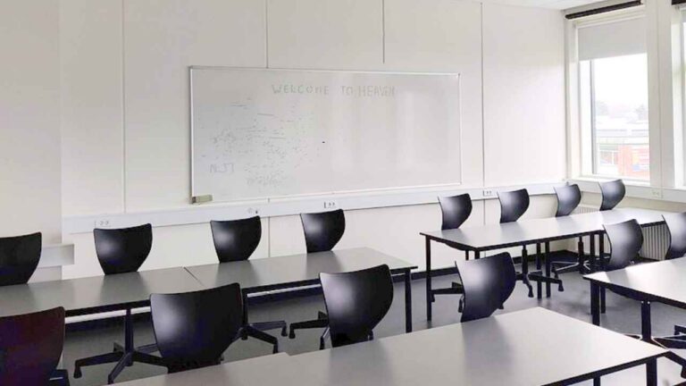 Aula vacía con mobiliario escolar.