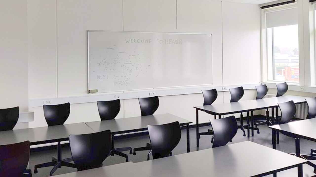 Aula vacía con mobiliario escolar.