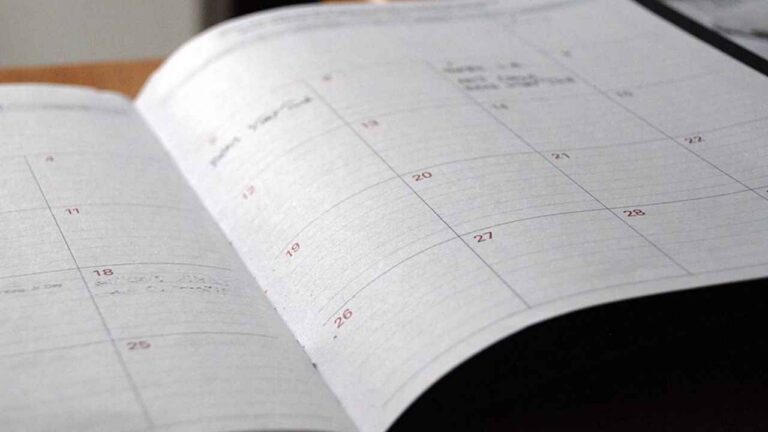 Calendario abierto con anotaciones junto a las fechas.