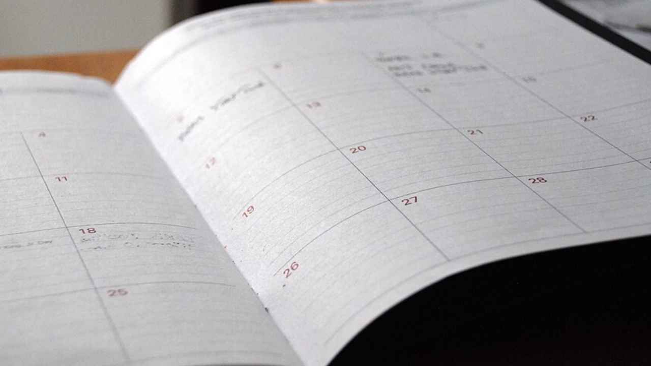 Calendario abierto con anotaciones junto a las fechas.