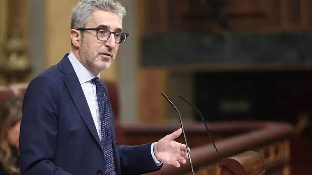 Responsable del Ministerio de Hacienda durante una comparecencia con las banderas de España y la Unión Europea