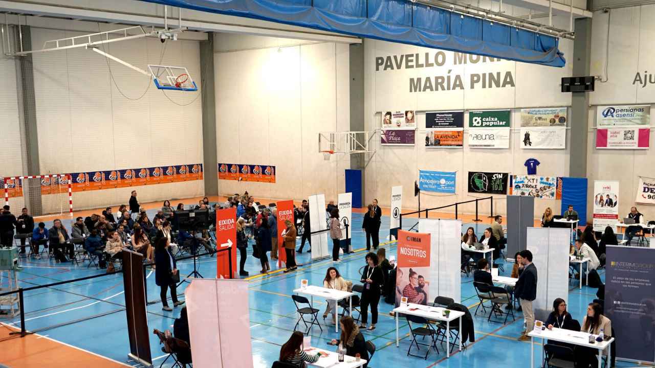 Encuentro de empleo con empresas y candidatos durante una jornada de entrevistas de trabajo en Benetússer