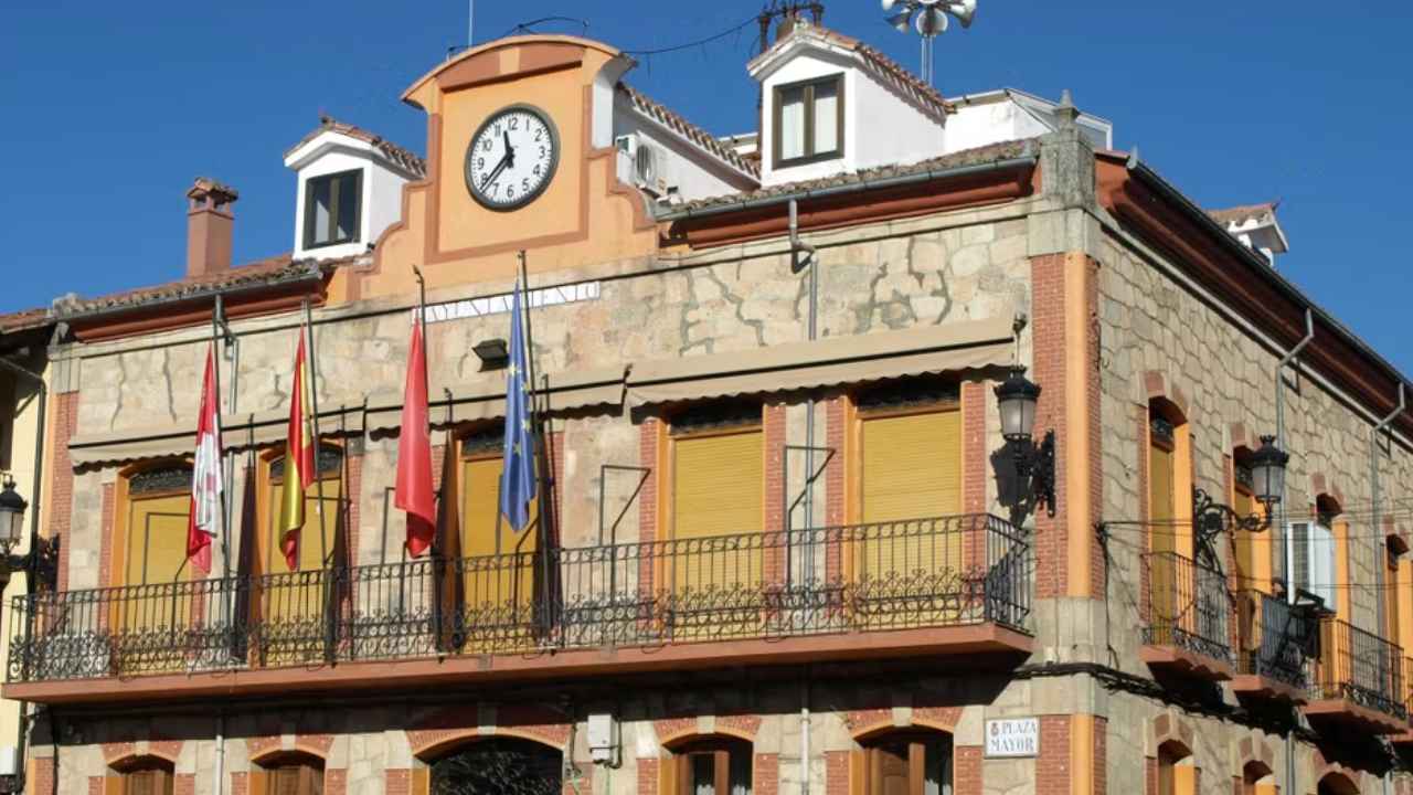 Fachada del Ayuntamiento de Candeleda en Ávila