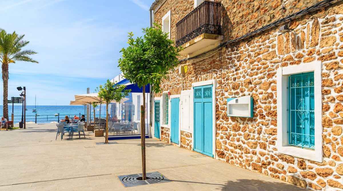 Paseo junto al mar con casas tradicionales en Santa Eulària des Riu, Eivissa