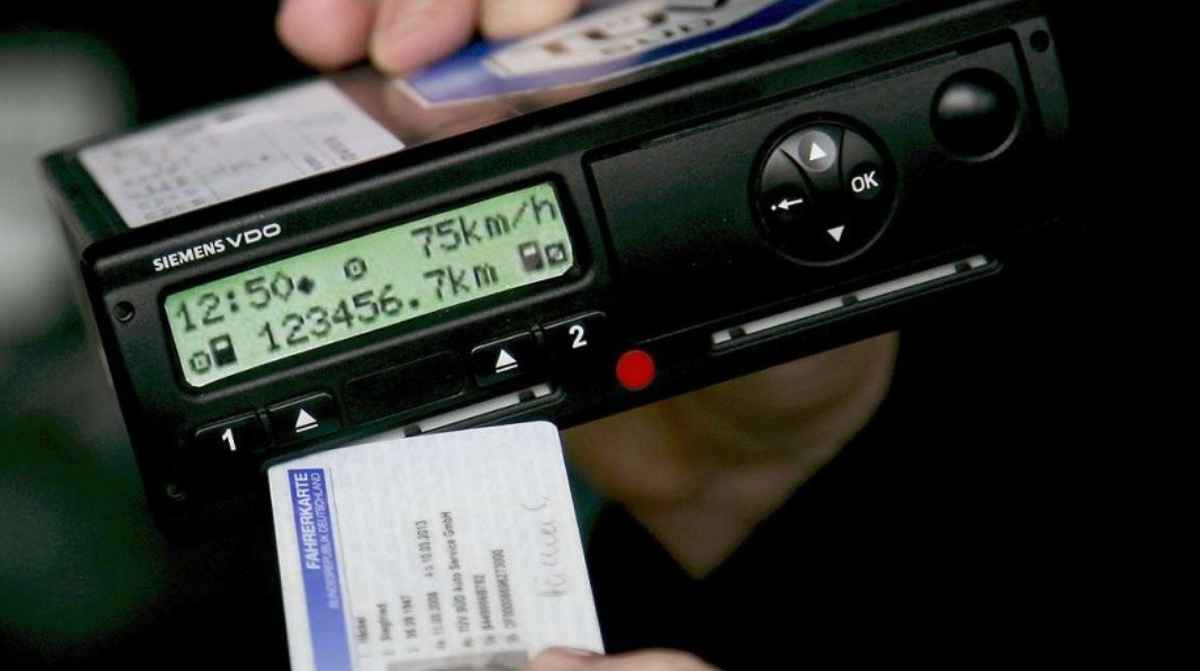 Tarjeta de conductor introducida en un tacógrafo digital de un camión