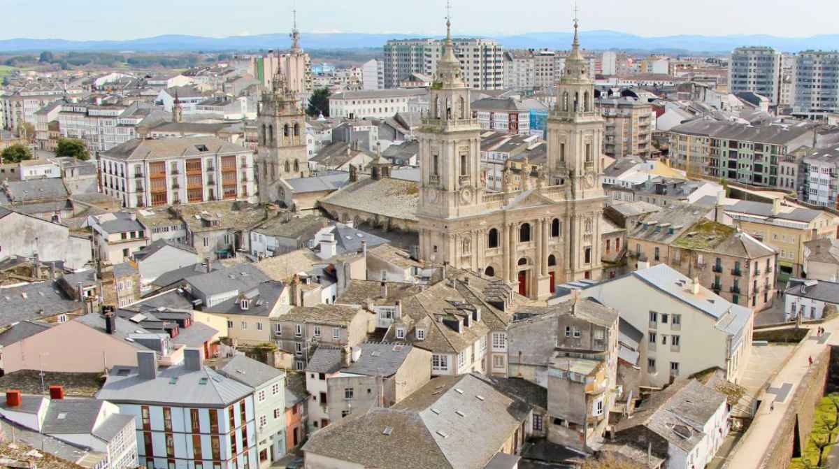 Vista panorámica de Lugo con la catedral y el casco histórico