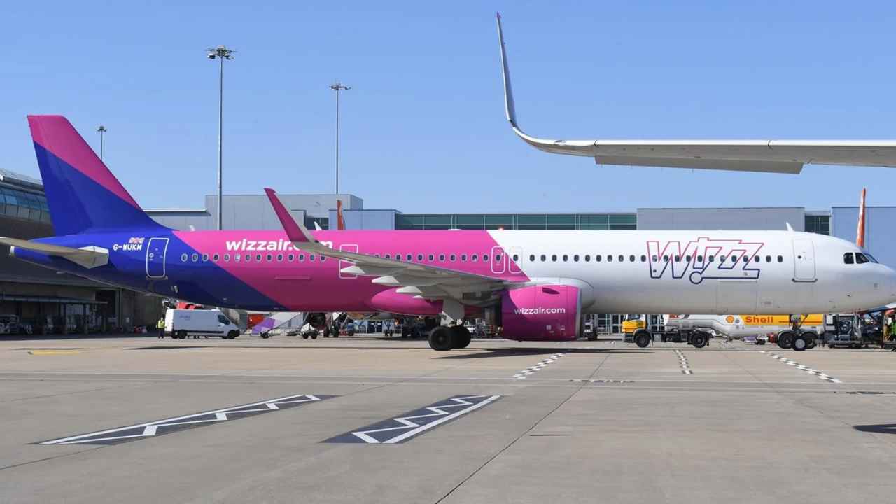 Avión de Wizz Air en la plataforma de un aeropuerto