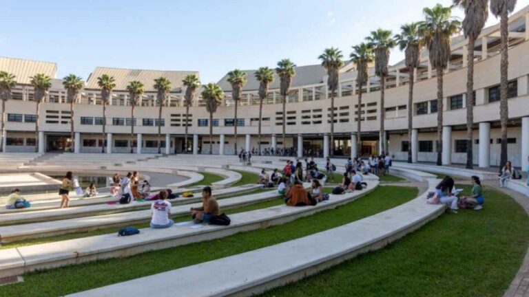Estudiantes en el campus de la Universidad de Alicante